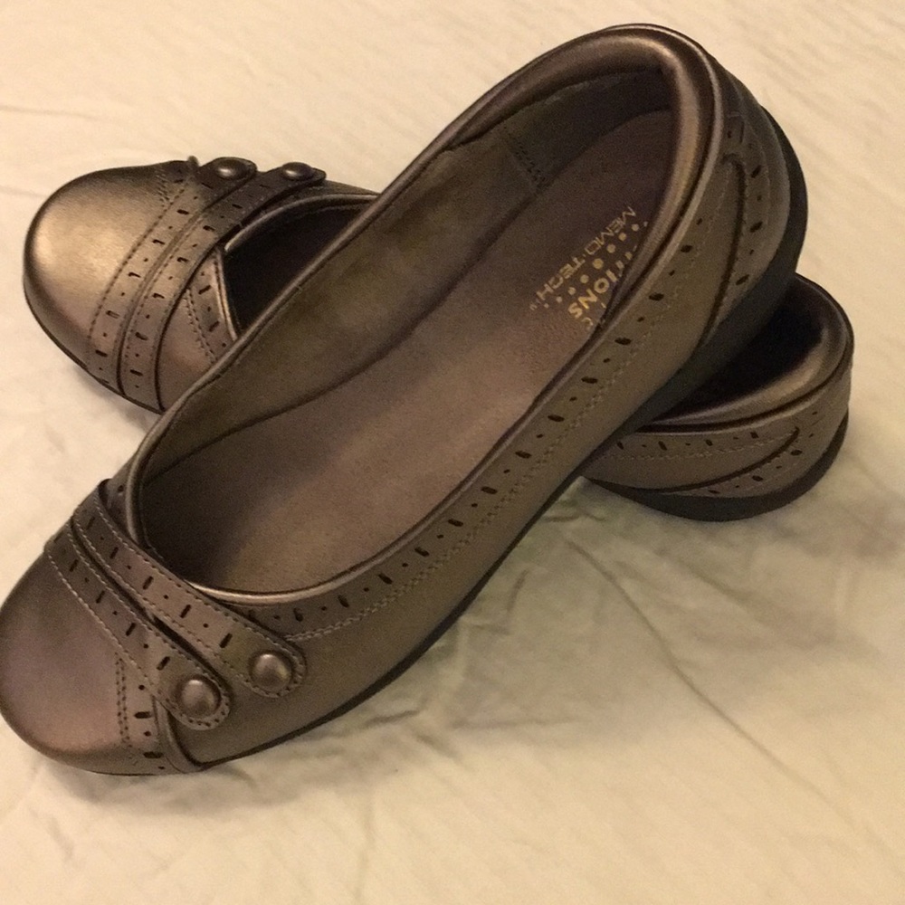 Basic Editions Metallic Colored Shoes - Picture 2 of 7